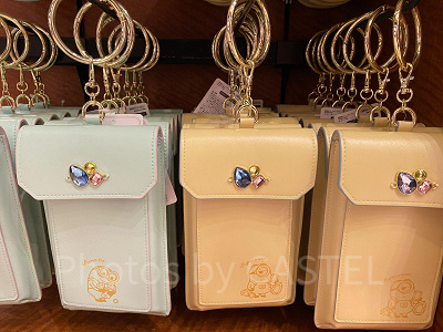 ミニオンのビジュー付きスマートフォンポーチ