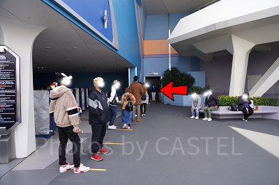 トゥモローランドエリアの喫煙所：人気があって混雑しがち（キャストの誘導あり）