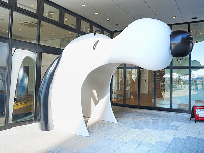 ゲストを迎えてくれるのは大きく口を開けたスヌーピー!