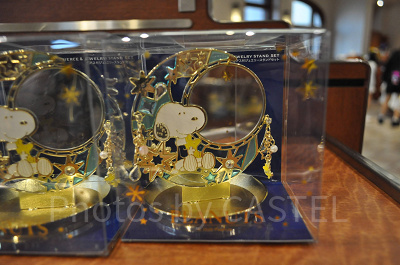 スヌーピーの月型ジュエリースタンド