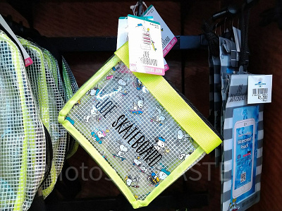 スヌーピーの夏グッズ「JOE SKATEBOARD」ビニールポーチ