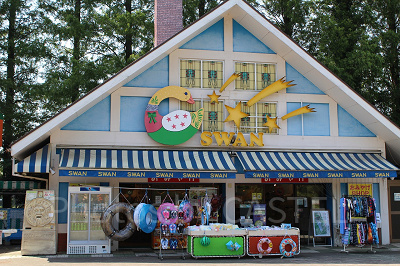 東ゲートすぐ近くのおみやげショップ、SWAN