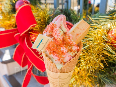 スペシャルソフトクリーム （ストロベリーホワイトチョコ＆ピスタチオソース）