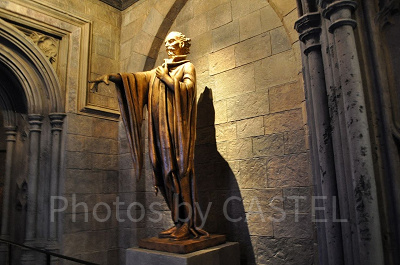 ホグワーツ城内の像／USJ