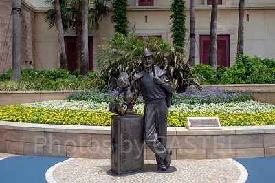 東京ディズニーシーにあるウォルト・ディズニーの像