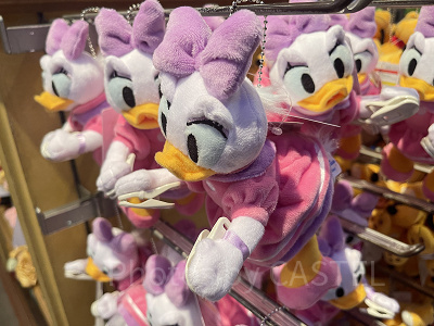 2026】ディズニーで買えるデイジーグッズ34選！ぬいぐるみやキー