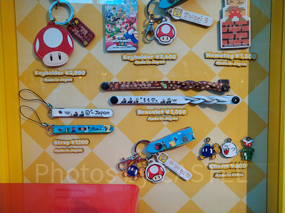 ストラップ（左）、ブレスレット（中央）、チャーム（右下）