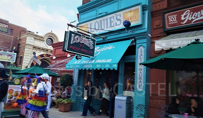 ルイズN.Y.ピザパーラーのスパイダーマンのある通り側入り口