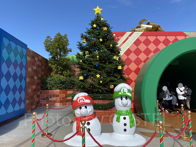 スーパー・ニンテンドー・ワールド入口のツリーと雪だるまマリオ&ルイージ