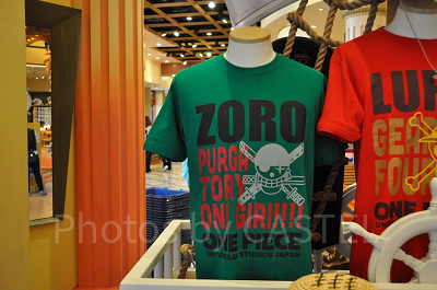 ゾロのロゴ入りTシャツ三刀流「鬼斬り」