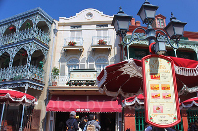 カラフルなパラソルの下で休憩しよう