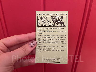 青い服のおばあさんによるタロット占い結果のカード