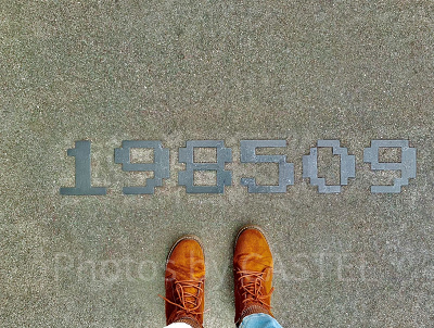 道にデザインされた数字がインスタ映え！