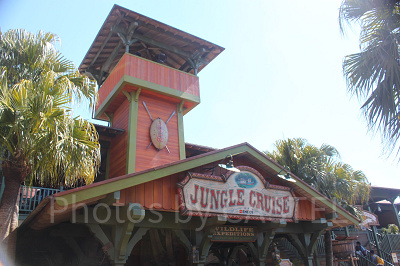 オレンジの入り口が目印です!