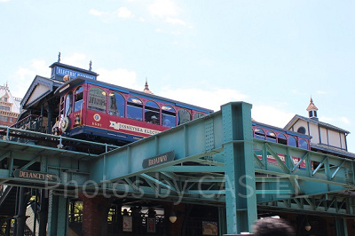 赤い車体が目印