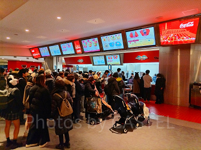 食事どきはレストランが大混雑！