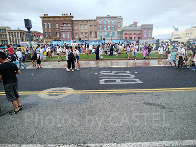 ミニオンクールファッションショー舞台前の道路/イエローラインから外が濡れにくい