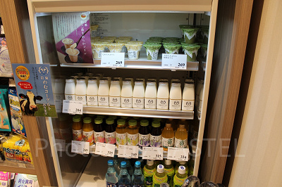 売店ではこだわりの飲み物やデザートも販売