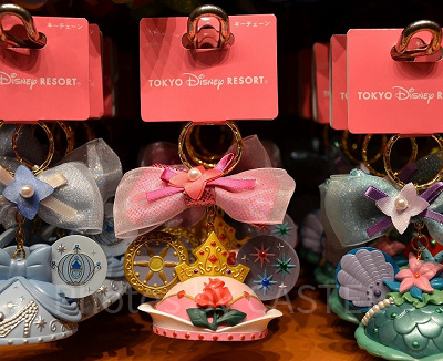 右側の耳の3色の輝きは、オーロラ姫を育ててくれた妖精たちの色です!