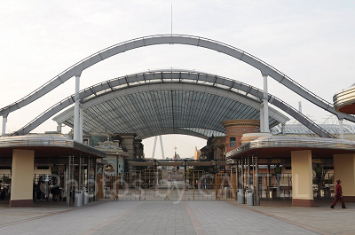 正面の門を挟んで左右に入場ゲートがある（専用ゲート以外であればどちらからも入場可能）/USJ