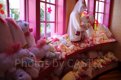 窓のまわりにも、フラッフィがたくさん♡