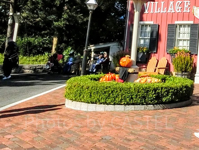 お店の前にはイスがあります