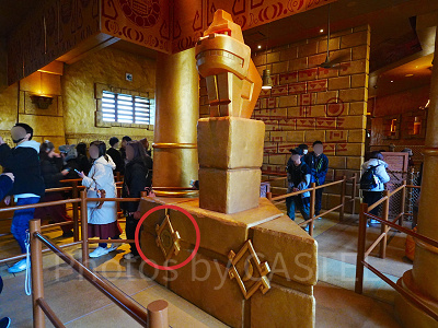 黄金のしんでん内の2つの像の足元にDKマークがある