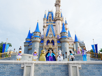 マジックキングダムのシンデレラ城前にはステージがある