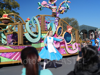 キャラクターたちがフロートから降りてくる演出も!(イッツ・ア・スウィーツフルタイム!)