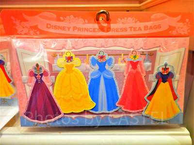 ドレスの裏にティーバッグが！