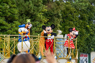 東京ディズニーランドのグリーティングパレード