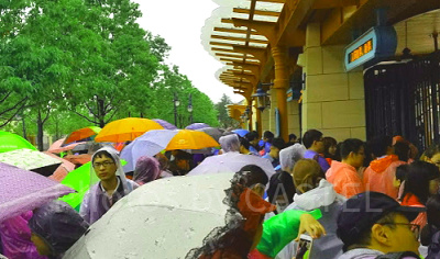 残念ながら当日は小雨が降ってました
