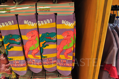 ユニバの新恐竜グッズ「ジュラシック・パーク  I’M EVOLVING」（パープル×イエロー）