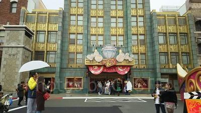 ユニバーサルスタジオジャパン(USJ)の「ユニバーサル・スタジオ・スーベニア」外観は映画『スパイダーマン』のセット