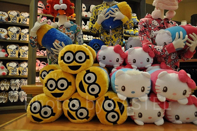 USJのユニバーサルスタジオストア店内（ミニオンとハローキティのぬいぐるみ）