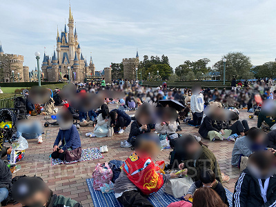 うさたま大脱走！のパレード待ちの様子（2022年4月2日15時50分ごろ撮影）