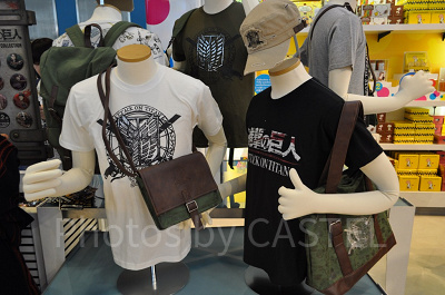 USJ進撃グッズディスプレイ