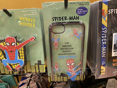 USJスマホケース：スパイダーマンのスマホケース「WEBBED WONDER」（2,600円）