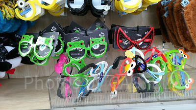 USJのサングラスや伊達眼鏡/試着用も店頭に準備されている