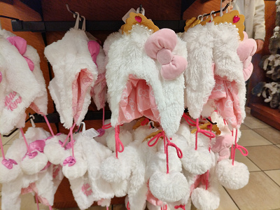 USJ冬グッズ：ハローキティのボンボン付きボアキャップ