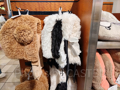 USJ冬グッズ：スヌーピーのボンボン付きボアキャップ