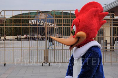 USJのシンボルキャラクターウッドペッカーとUSJの地球儀