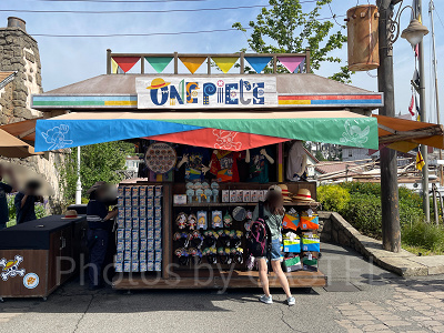 ワンピースグッズが販売されているワゴン