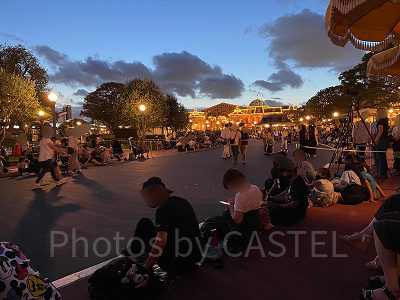 パレード待ちの様子（2022年7月19時30分ごろ）