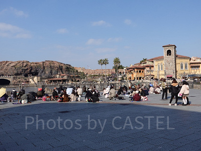 ショー待ち：開園直後のミッキー広場