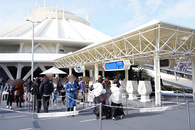 スペースマウンテンの待ち列（11時10分ごろ・25分待ち）