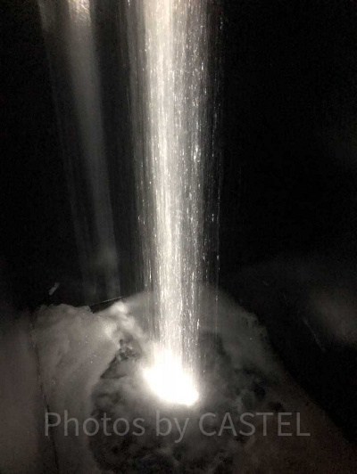 坂の上にある光の滝