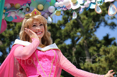 オーロラ姫のドレスの色は何色？