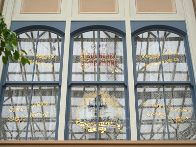 Office OF LEGENDARY CREATIONSの文字のある窓