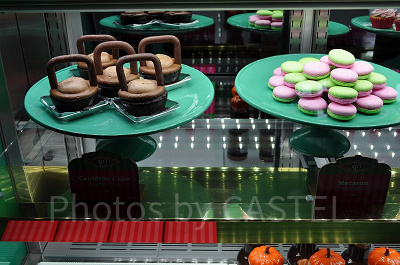 魔女鍋スポンジケーキ（左）／USJ